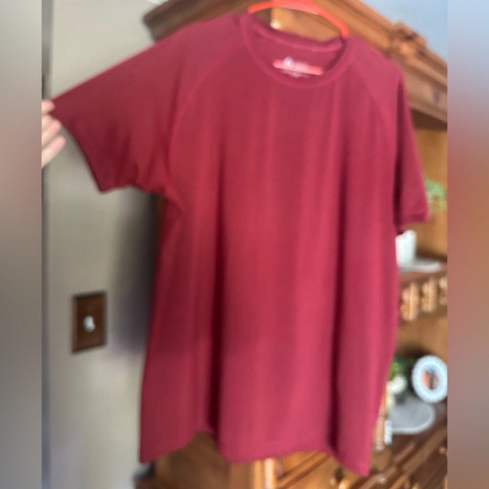 Mens XL Red Short Sleeve T-Shirt. MUST BE BUNDLED